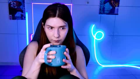 aliceinredsquare_ stream preview