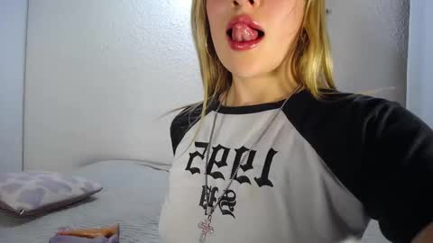 cute_isaa stream preview