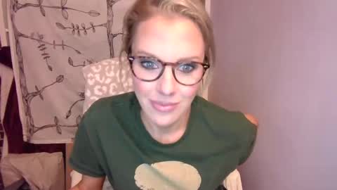 holly_bourbon stream preview