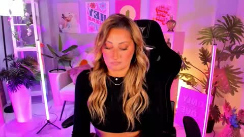 sarahholly stream preview