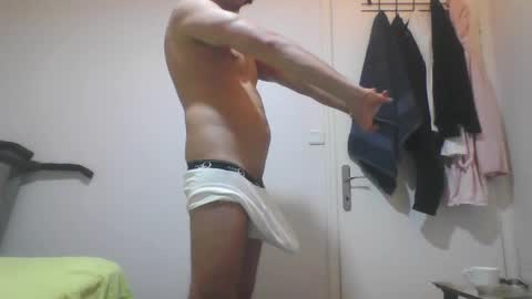 three_legs24cm stream preview