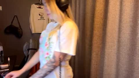 yolondaillovsky stream preview