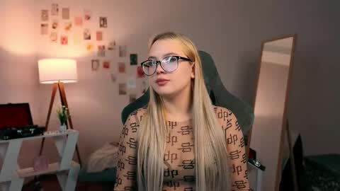 yourjullymoon live stream